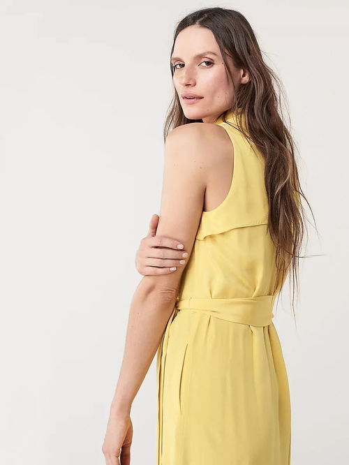 春夏必备 一件“裹起就走”的时尚衣服